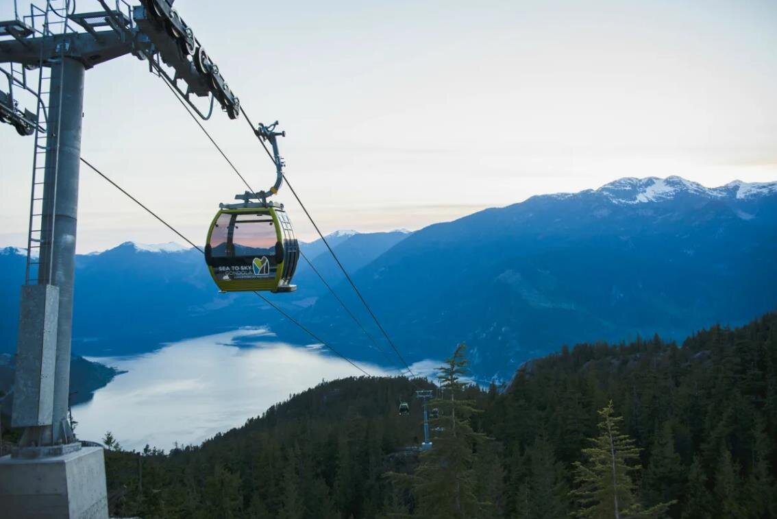 Взято отсюда: https://meetinsquamish.com/venues/sea-to-sky-gondola/tara-ogrady-gondola-1200x800/