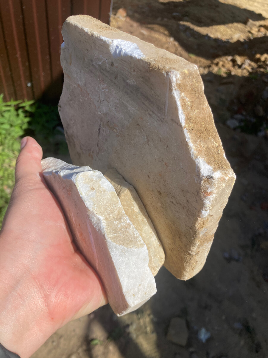 Когда выравнивали дорогу, в строительном мусоре (бое), котлрым мне отсыпали склон, обнаружила 3 куска мрамора! 