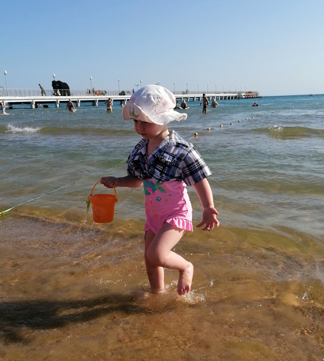 Анапа, Витязево, середина июня 2023. Лиза 2,0. Вот на фото вроде кажется, что прямо зелёная вода, в живую как-то менее зелёная была. 