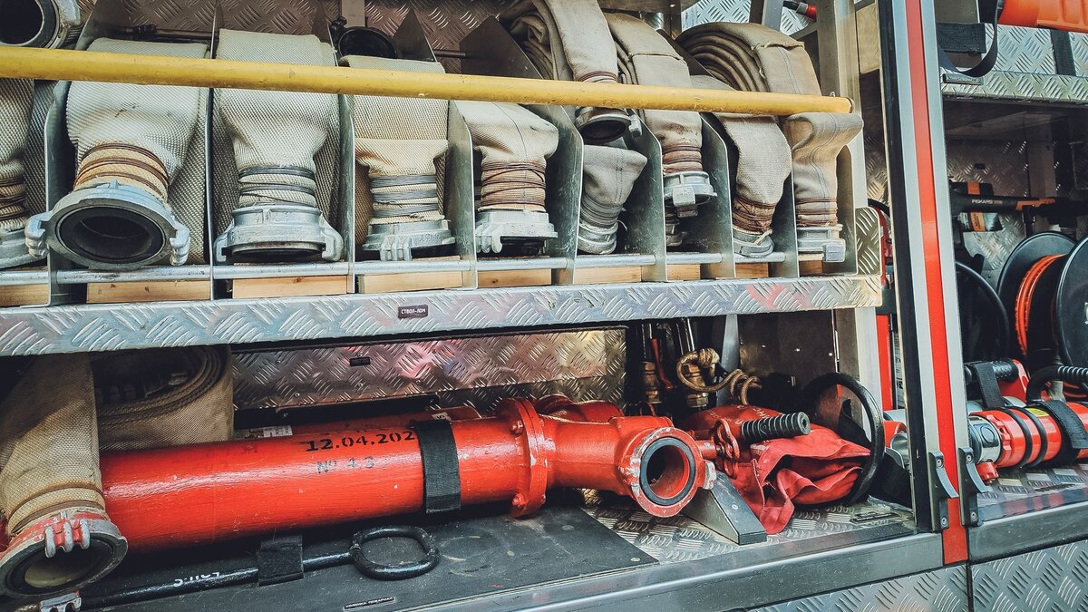     Пожар уничтожил двухэтажный дом, ранее расселенный и пустовавший с 2022 года, возможно, из-за поджога.