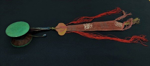 Музыкальный инструмент дамару. XIX в. Из собрания Этнографического музея Казанского университета.