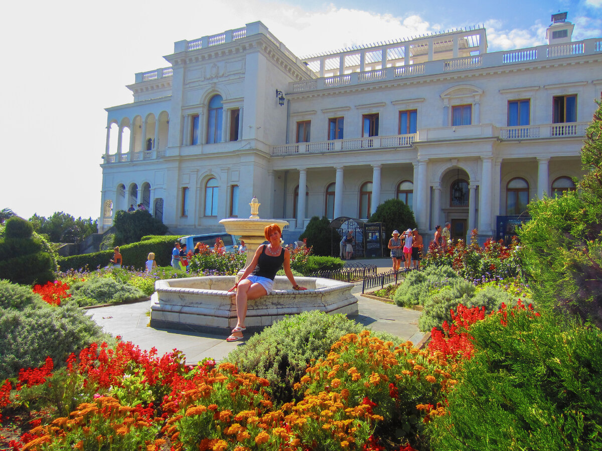 Фонтан. Фасад Ливадийского дворца. Фотография автора статьи.