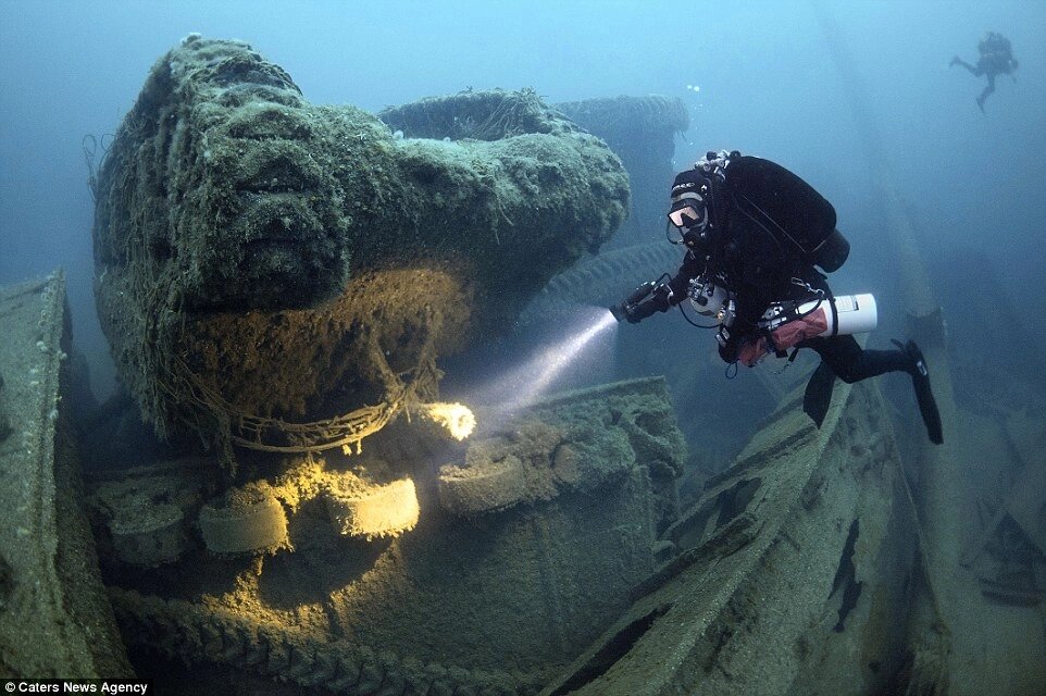 Дайвер обследует затонувший корабль