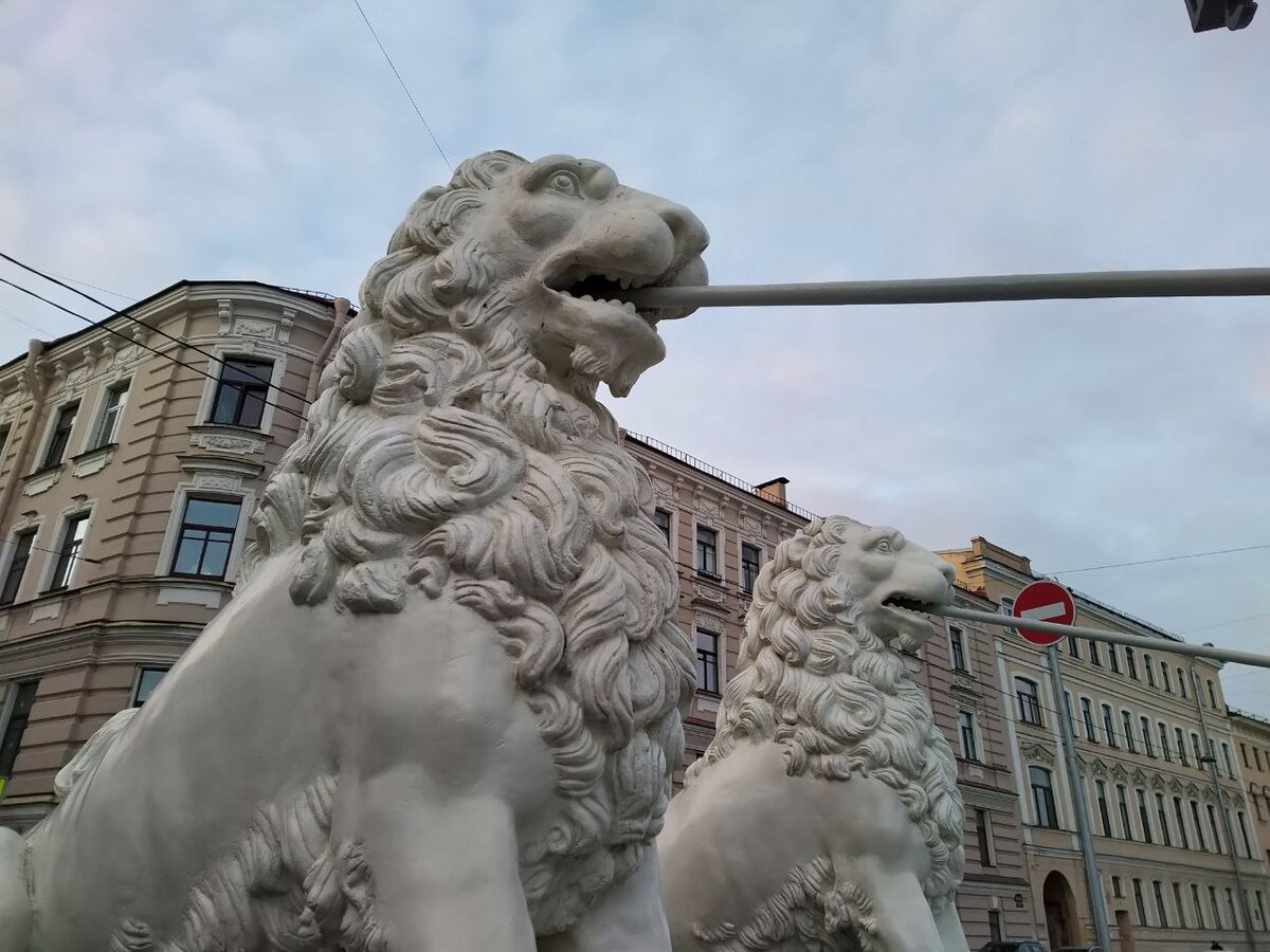 Скульптуры Львиного моста. Фото автора блога. Апрель 2023.