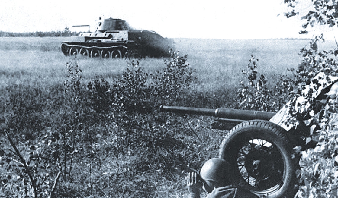 Т-34 под прикрытием артиллерии рвется в атаку. Фото, июль 1941 г.