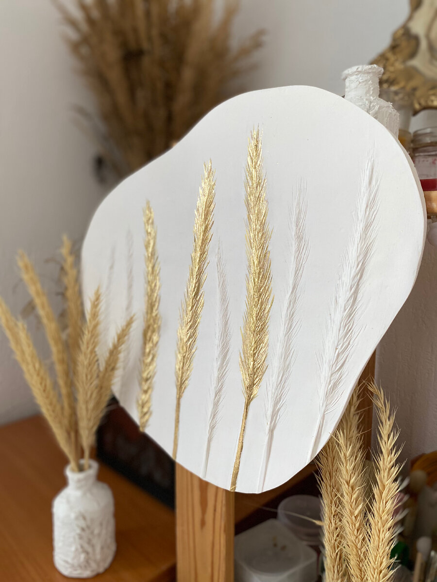 Колоски на гипсовом панно покрыты золотой поталью 