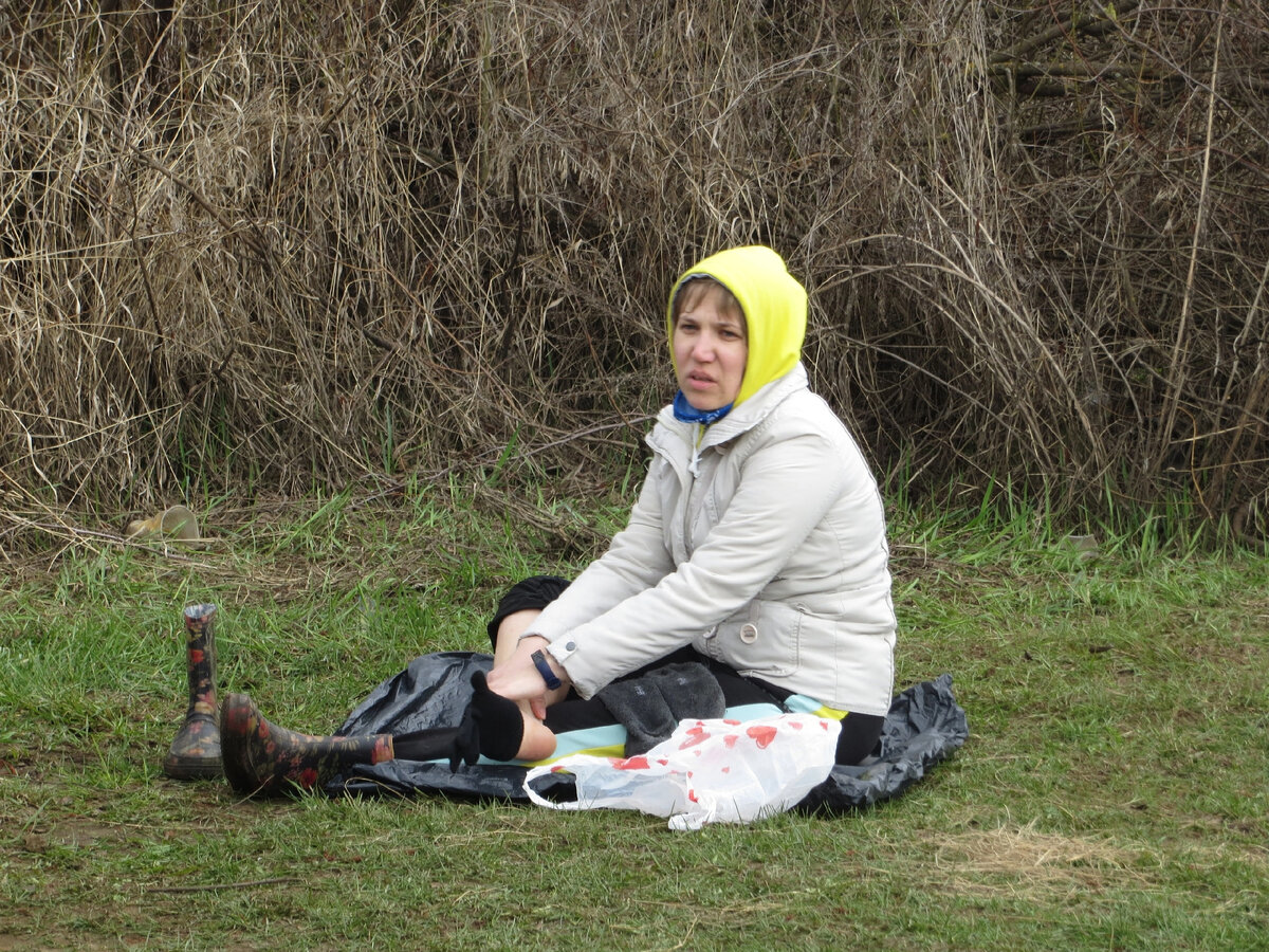 Приглядитесь, на ноге перчатка, а носки сохнут рядом