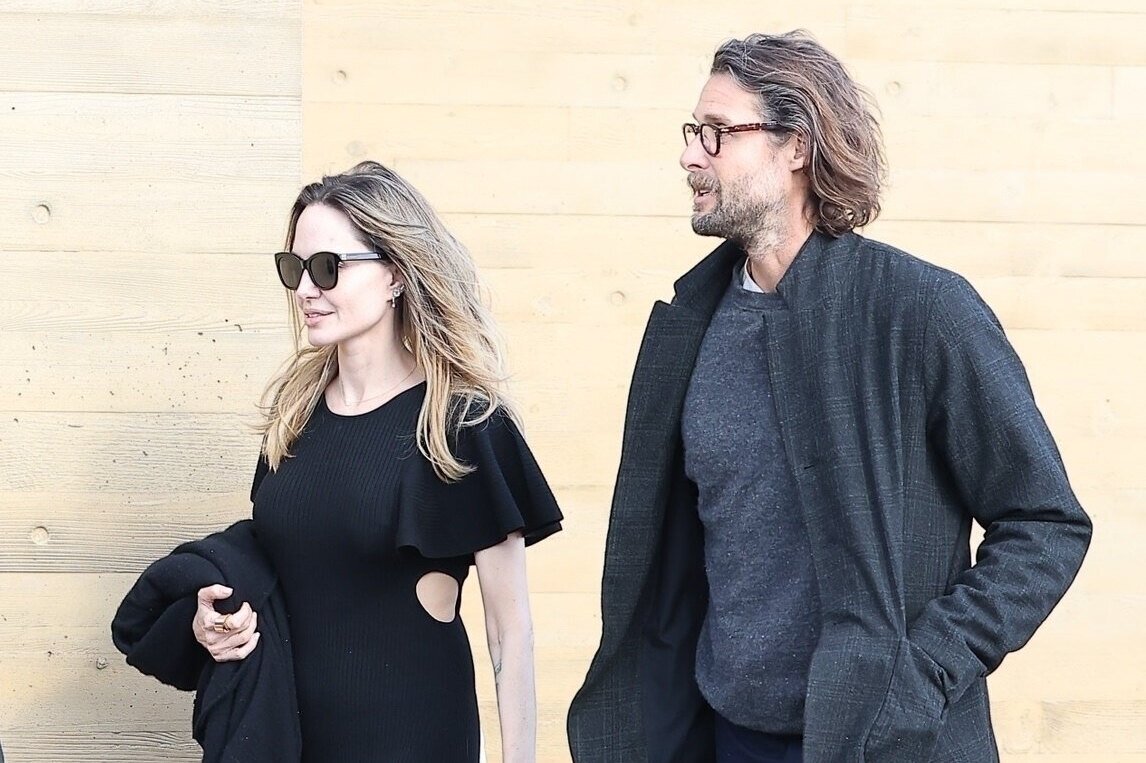     Изменившую имидж Анджелину Джоли запечатлели на ужине с наследником семьи Ротшильдов