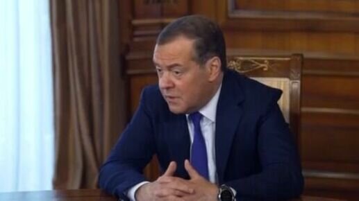     Заместитель председателя Совета безопасности России Дмитрий Медведев поддержал граждан в незаконном скачивании музыки, игр и фильмов. Об этом он сообщил в интервью российским СМИ.