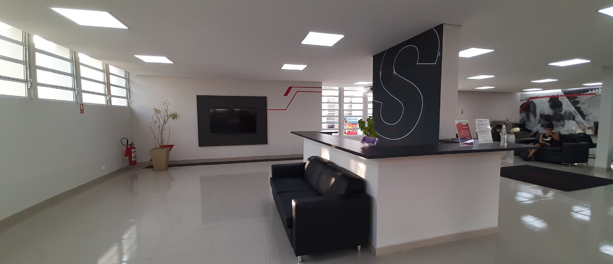 Немного забегая вперед. Офис по оформлению членских карт. Похож на банковский.