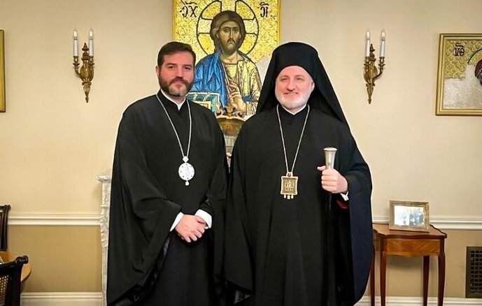 Архиепископ Элпидофор (справа).