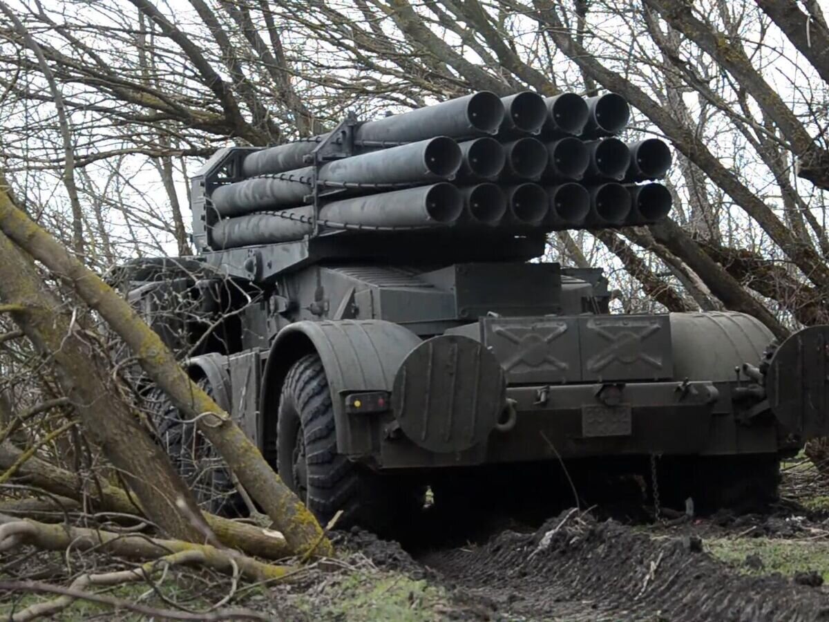    Замаскированные позиции РСЗО "Ураган" на боевом дежурстве в Запорожской области© РИА Новости