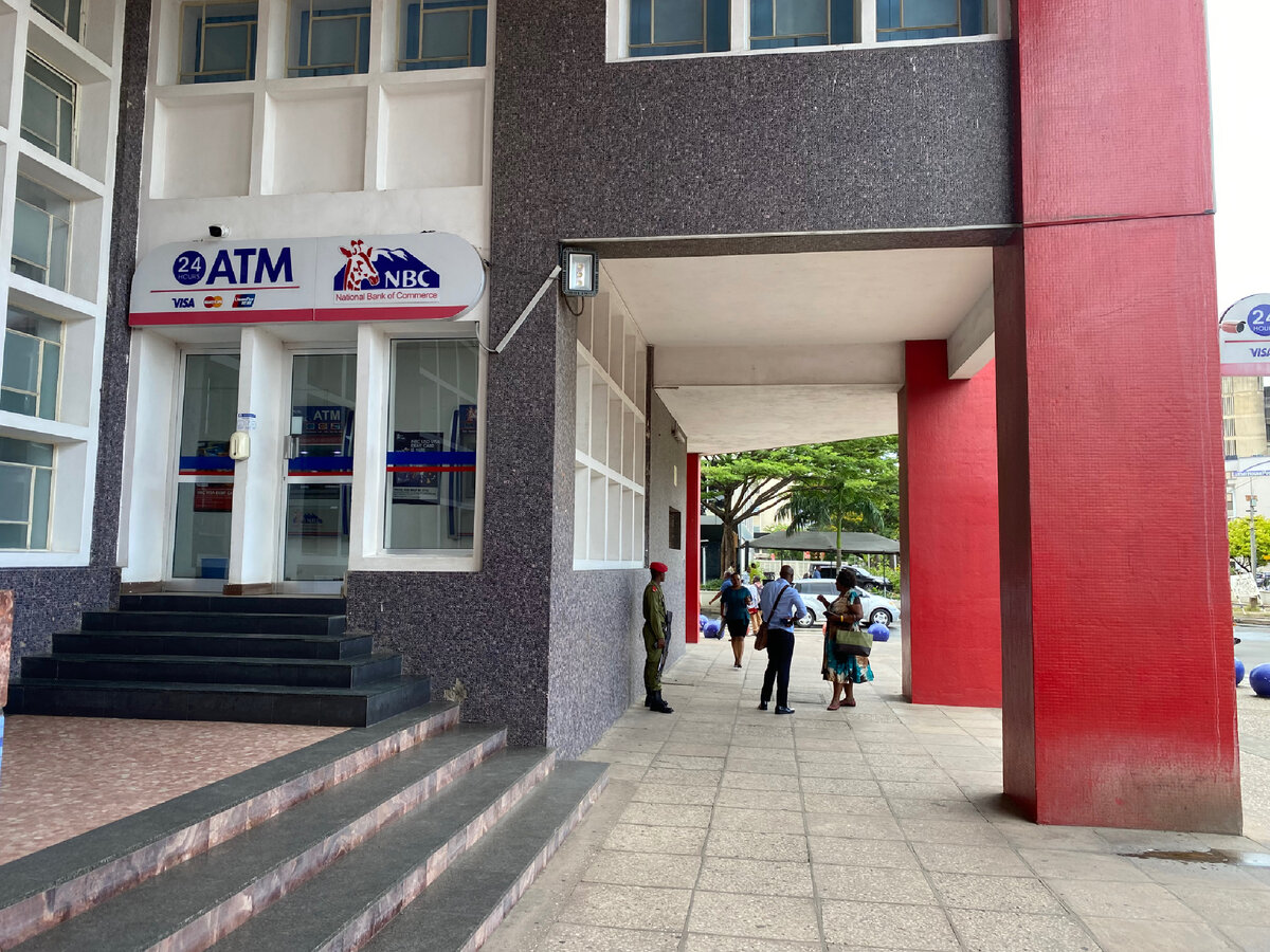 Мои любимые банкоматы напротив паромов на Занзибар 