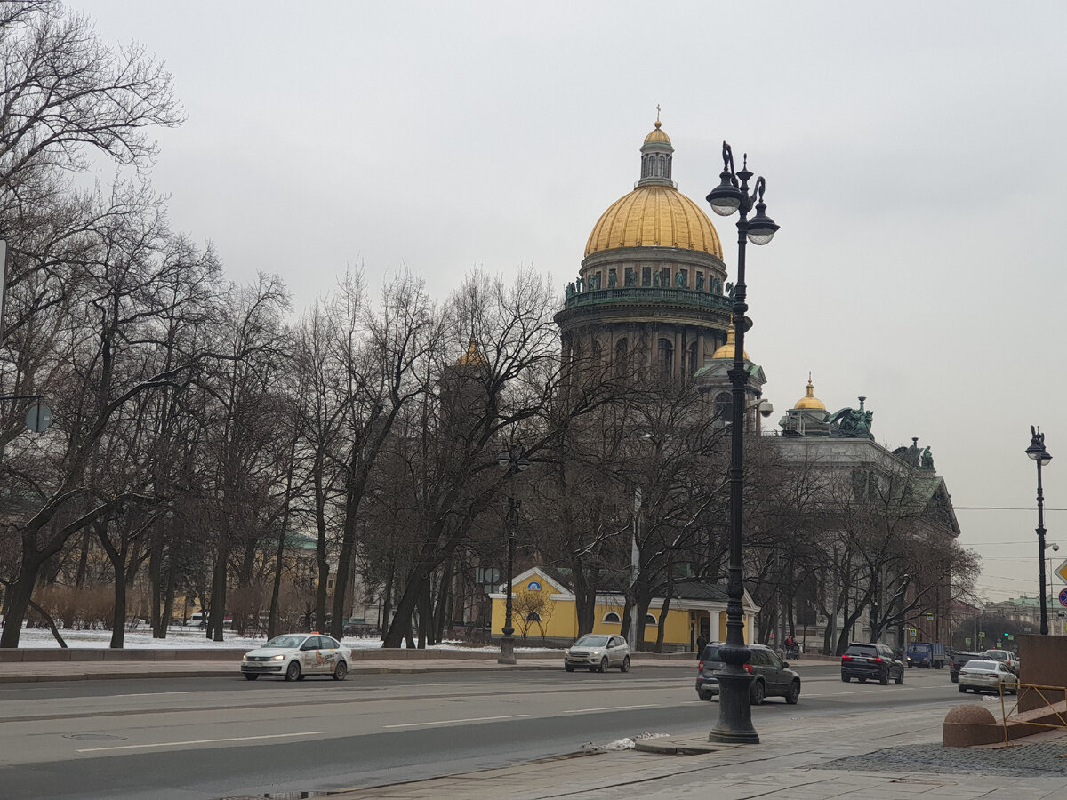 Рядом с Исаакием.