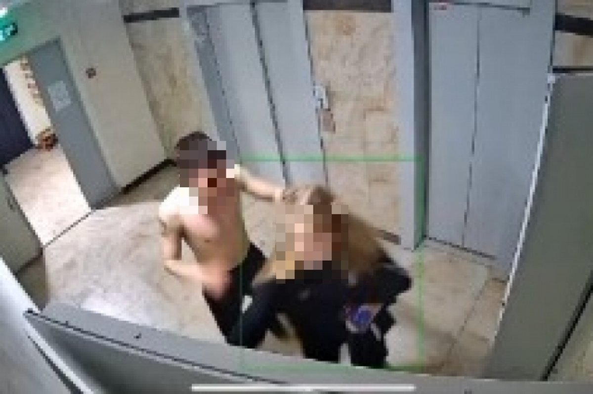   Мужчина избил девушку под камерами в подъезде воронежской многоэтажки