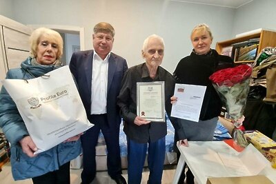    Вручение поздравления с юбилеем от президента РФ Владимира Путина ветерану из Химок Владимиру Панову © Пресс-служба администрации г.о. Химки