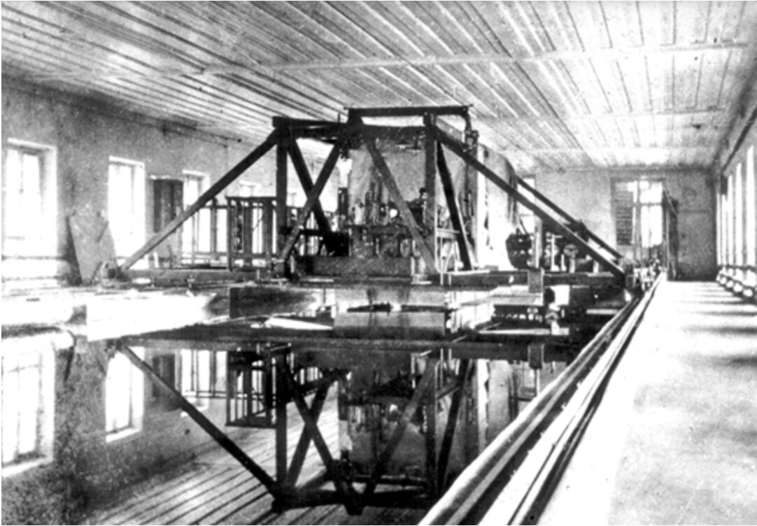 1893. Первая буксировочная тележка