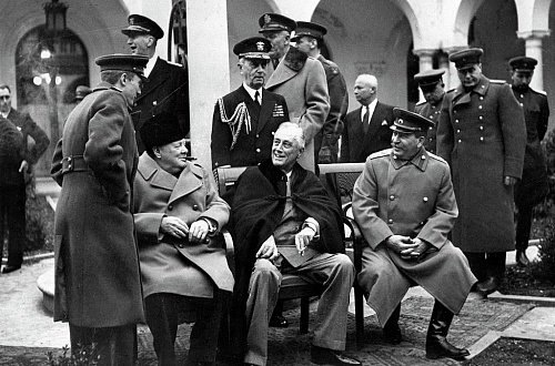 За столом переговоров во время конференции 1945 годаЛидеры стран-союзниц во время конференции 1945 года