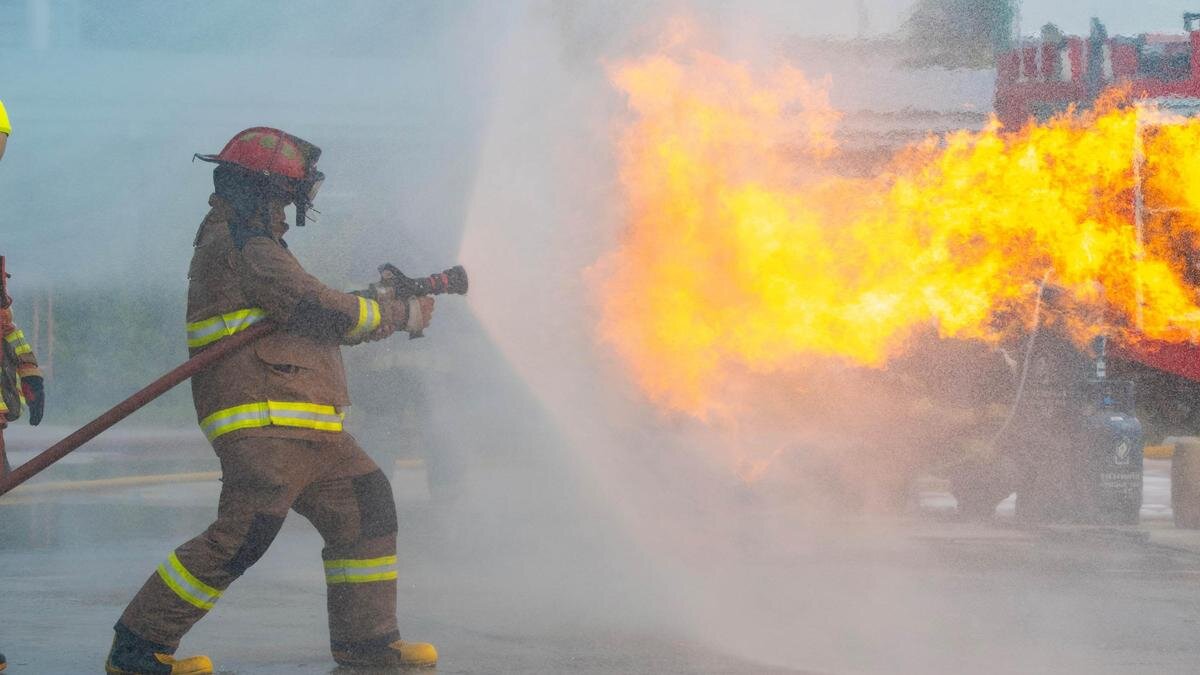    Пожарный тушит пожар:Witthaya Prasongsin / Getty Images