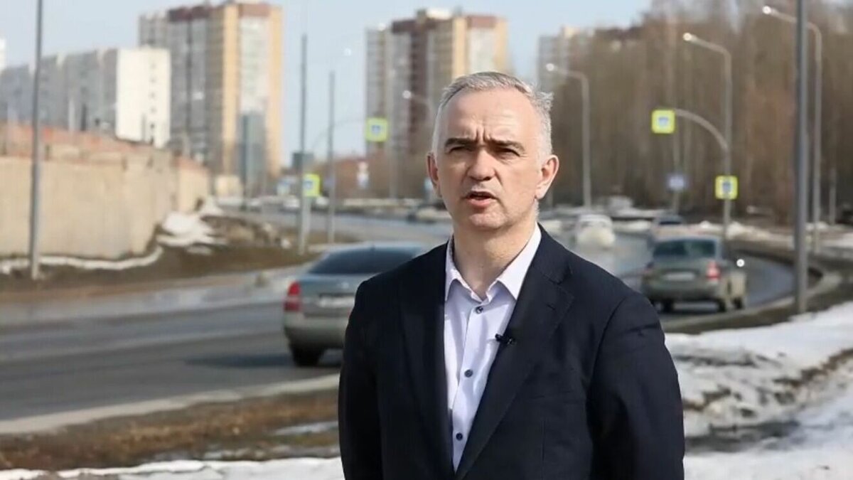     В Тобольске в мае начнётся ремонт трассы на улице Знаменского. По данным паблика ВК «Типичный Тобольск», ранее здесь строительные бригады просто латали ямы. Теперь обещают постелить полноценное новое полотно.