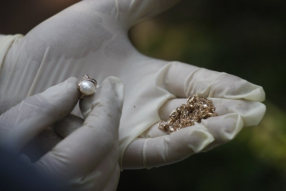     Сотрудница ювелирного магазина подменяла украшения на дешевые подделки в Хабаровске Виктор ГУСЕЙНОВ