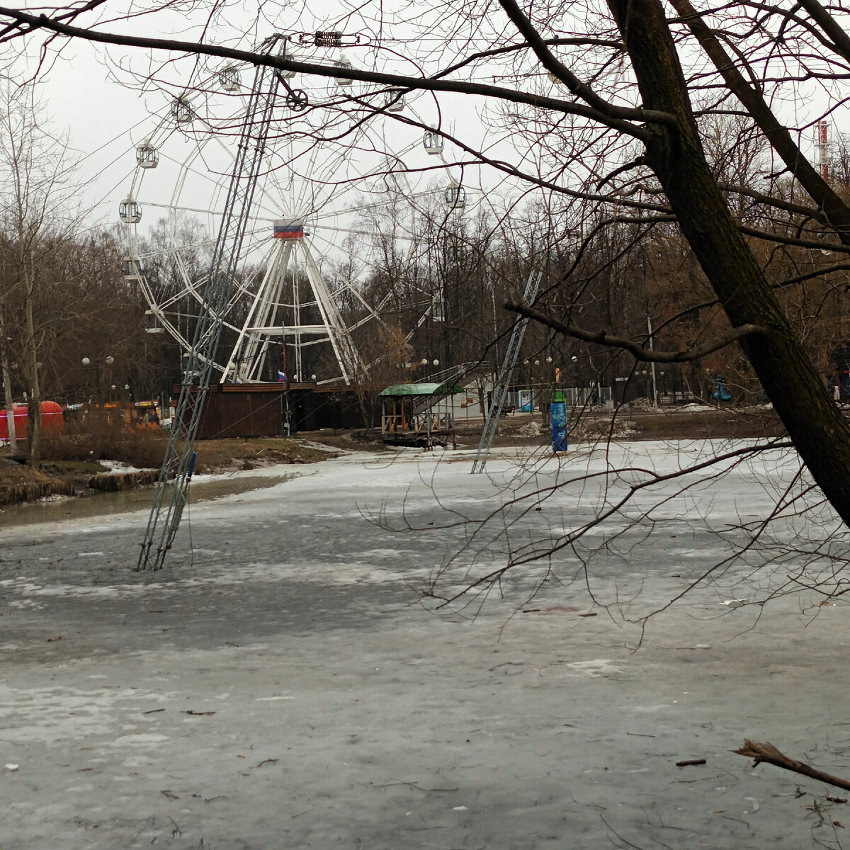 В парке.