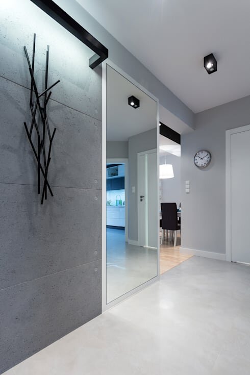 Плитка на стене в прихожей