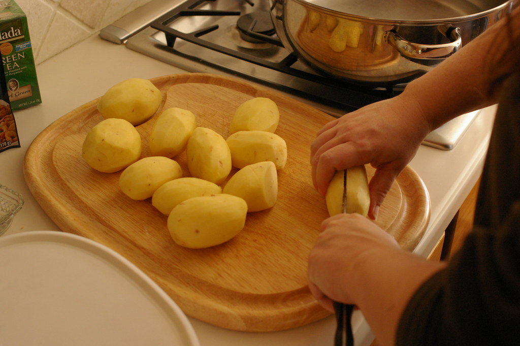 Как нарезать картофель гармошкой или спиралькой для запекания? Проверенный способ