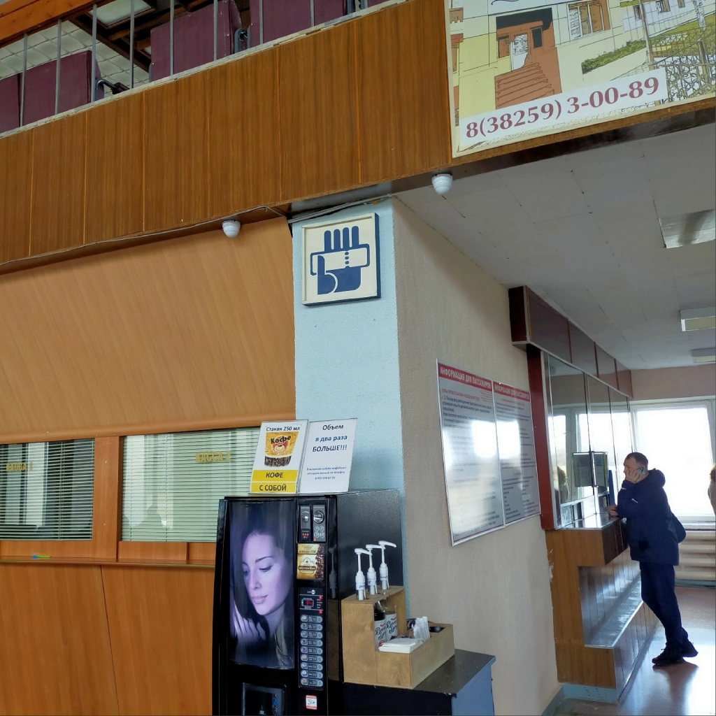 Кофейный автомат — единственное, что тут напоминает о 2023 годе  📷
