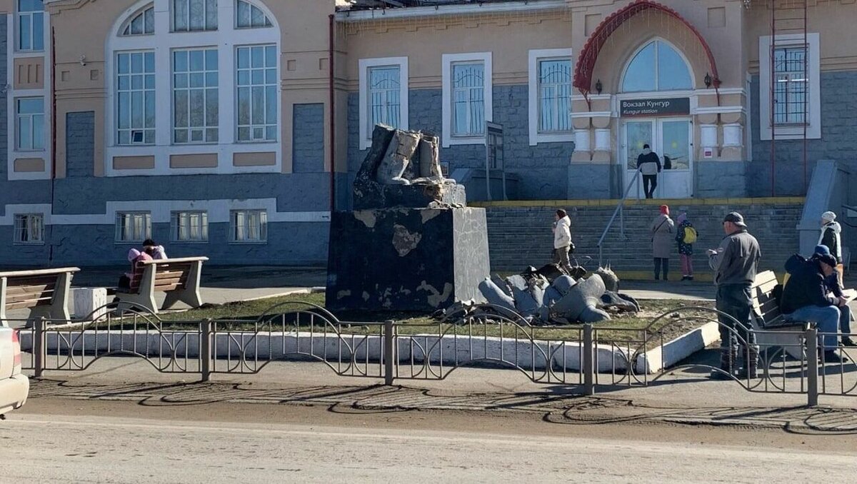     Во время падения памятника рядом были местные жители, но никто не пострадал.