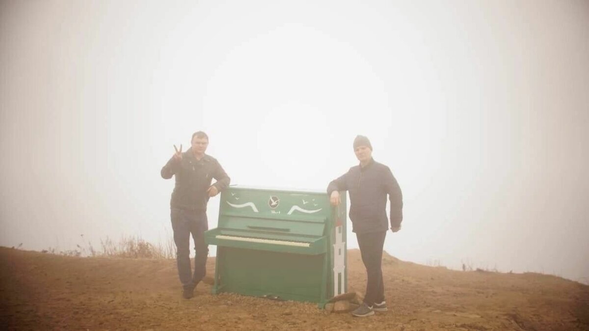     Одно из самых красивых музыкальных инструментов установили жители Приморского края. Пианино разместили на месте предыдущего сожженного инструмента.