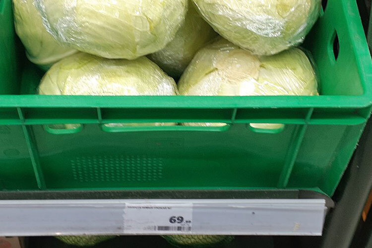 Подешевевшие кочаны выглядят куда симпатичнее, чем дорогостоящий овощ в корзинах прошлого года. Правда, за 16 рублей продают капусту старого урожая. Урожай 2023 года в «Магните» выставлен по 70 рублей за кило Фото: Евгения Иванова