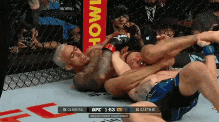 2022 год, Гейджи проигрывает чемпиону UFC Чарльзу Оливейре 