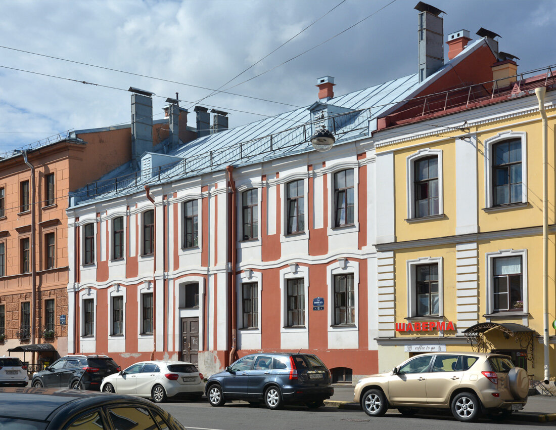 Самый старый жилой дом в Петербурге сейчас чувствует себя отлично, хотя ему уже более 300 лет.