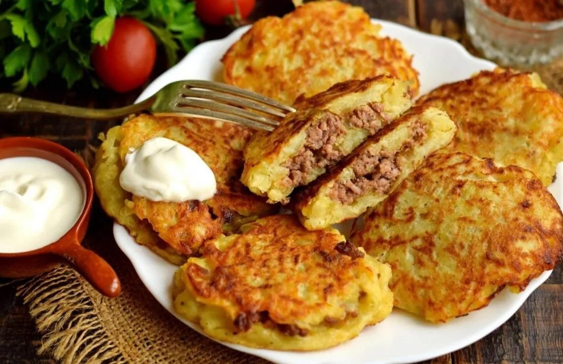 Сколько жарить драники. Белорусская Национальная кухня колдуны. Белорусская Национальная кухня драники колдуны. Белоиусские деруры с фарше м. Национальное блюдо Белоруссии колдуны.