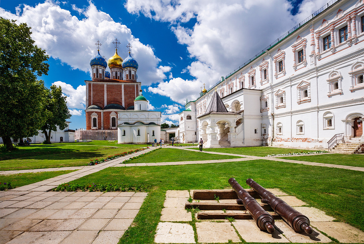 Лучшие в рязани. Рязанский Кремль Рязань. Дворец Олега Рязанский Кремль. Рязань Кремль экскурсии. Рязанский Кремль Соборная площадь.