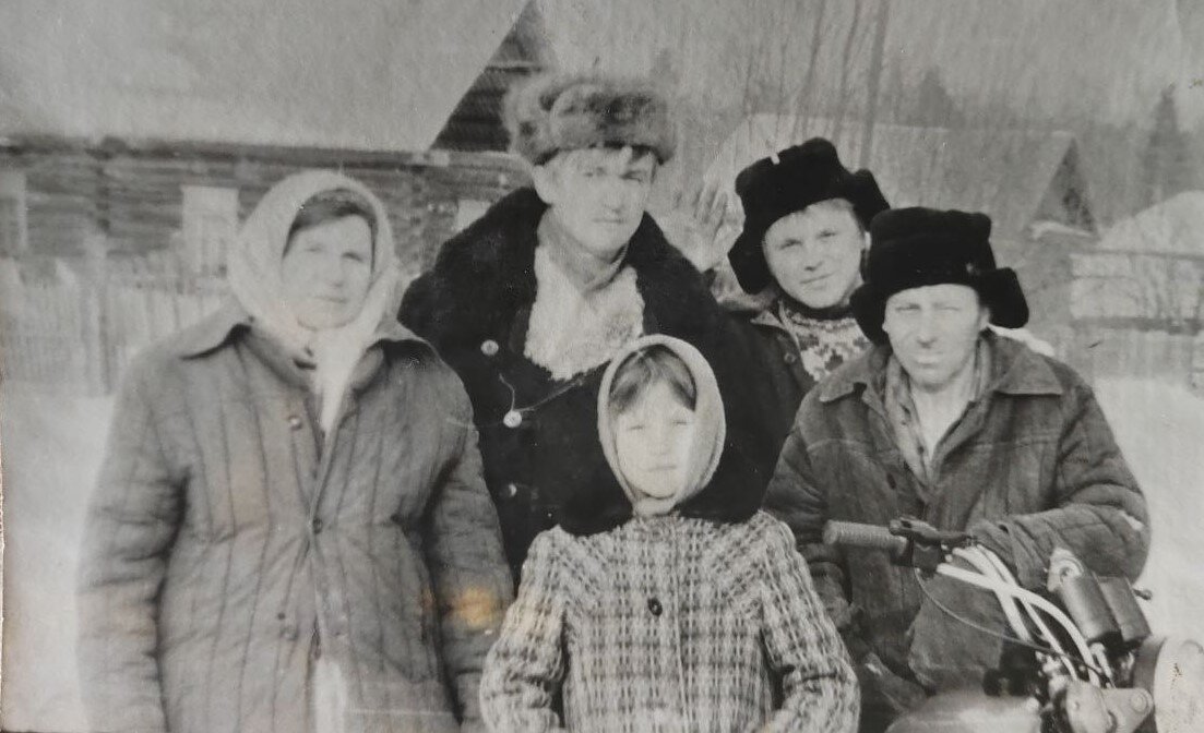 На фотографии: слева - прабабушка Клавдия, справа - прадедушка Евгений, рядом с ним - их сын Николай, зять прабабушки - Евгений, в центре - маленькая мама.
