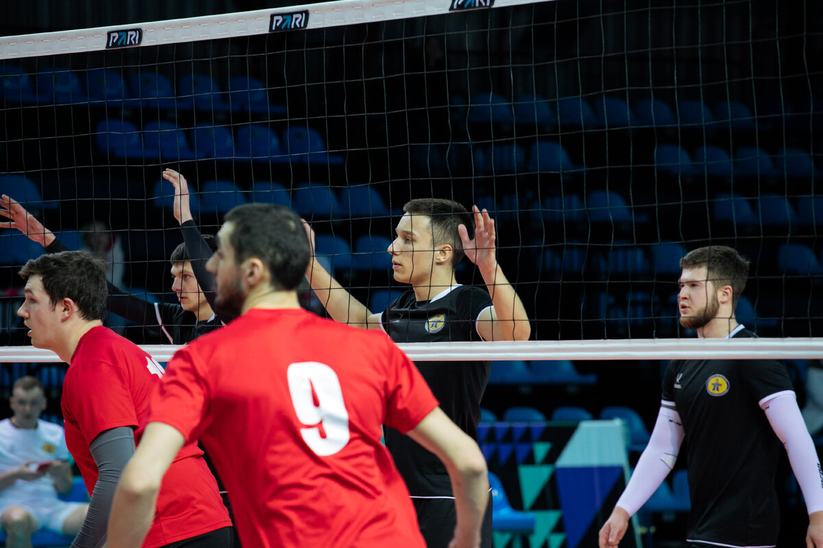    Команды Сургутнефтегаза успешно выступают в Ночной волейбольной лиге