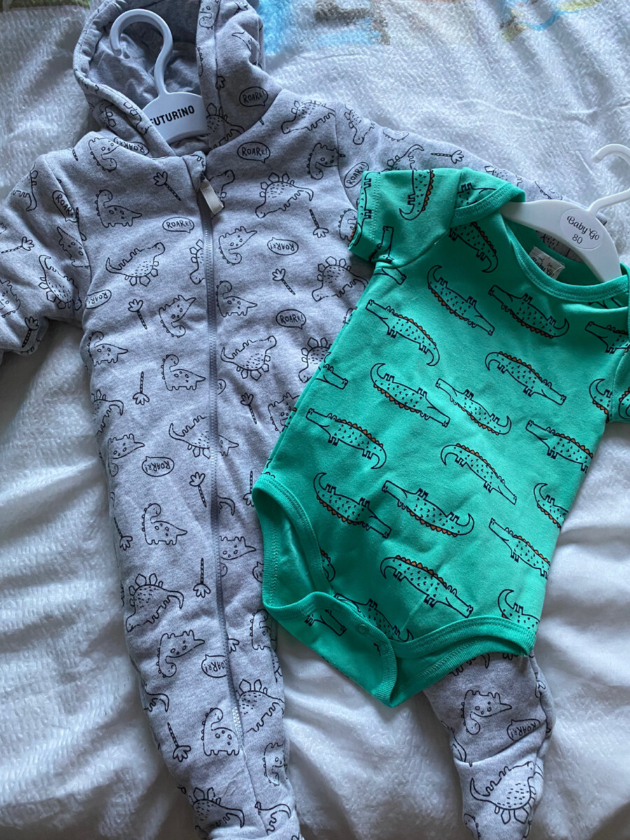 Комбинезон 68 размера, думаю подойдет нам на холодные летние вечера. А Боди 80, до этого размера нам еще расти и расти)