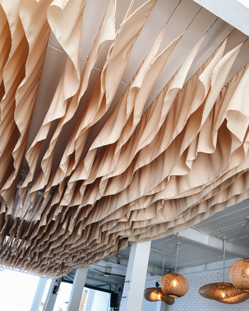 В реализации все просто, а как эффектно! Такой прием можно использовать на верандах и в беседках в загородном дачном доме. Как это все выглядит «вживую» вы найдете у меня в роликах.