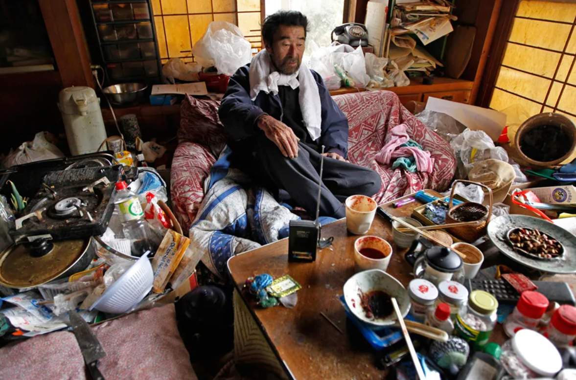 Квартира мусорка. Грязная квартира Япония. Грязный дом. Японские квартиры для бедных.