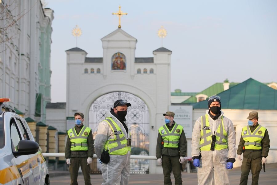    Сотрудники полиции и Национальной гвардии Украины у въезда на территорию Киево-Печерской лавры © Стрингер/РИА Новости