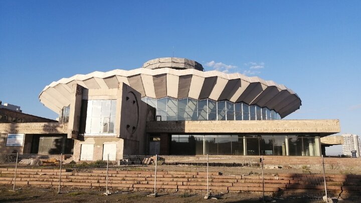 На торцевой стене фасада здания до сих пор есть отметины от креплений фигур из бронзы и кованой меди. Фото: Царьград.