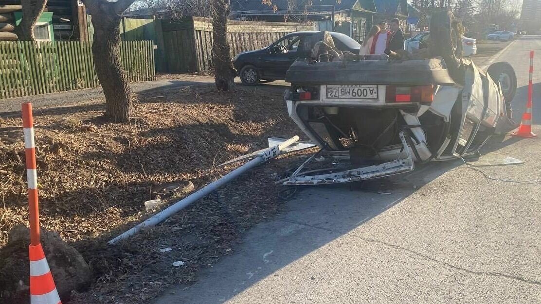     Автомобили ВАЗ 2109 и «Нива» столкнулись на перекрестке улиц Сосьвинской и Чайковского в Тюмени. По предварительным данным ГИБДД, «девятка» не пропустила внедорожник, выезжая на главную дорогу. От удара ВАЗ перевернулся.