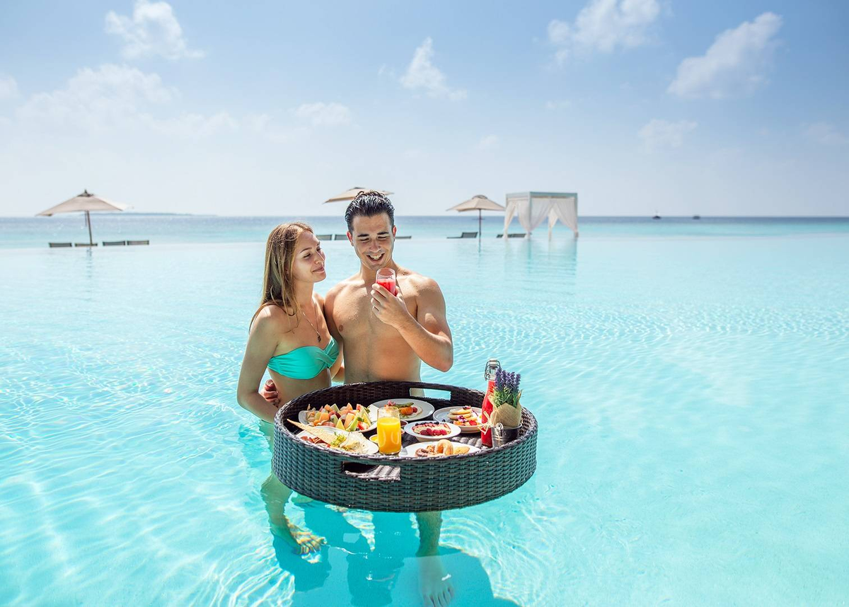 Отдыхать сколько раз. Завтрак в бассейне Мальдивы. Мальдивы туристы. Романтическое путешествие. Фотосессия на Мальдивах.