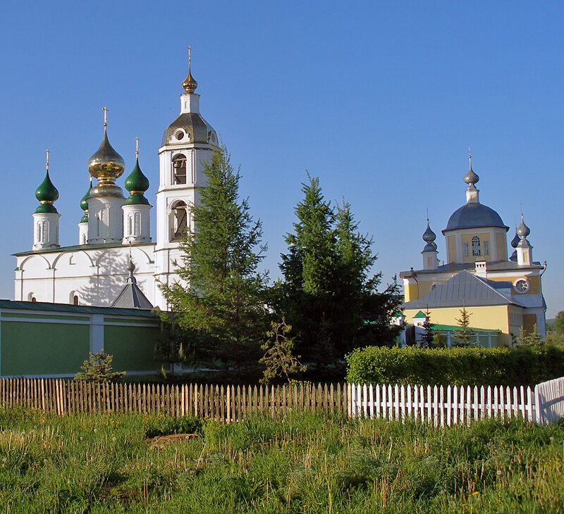 Фото 2. Николо-Шартомский монастырь (с. Введенье Шуйский р-н). 2006 г.