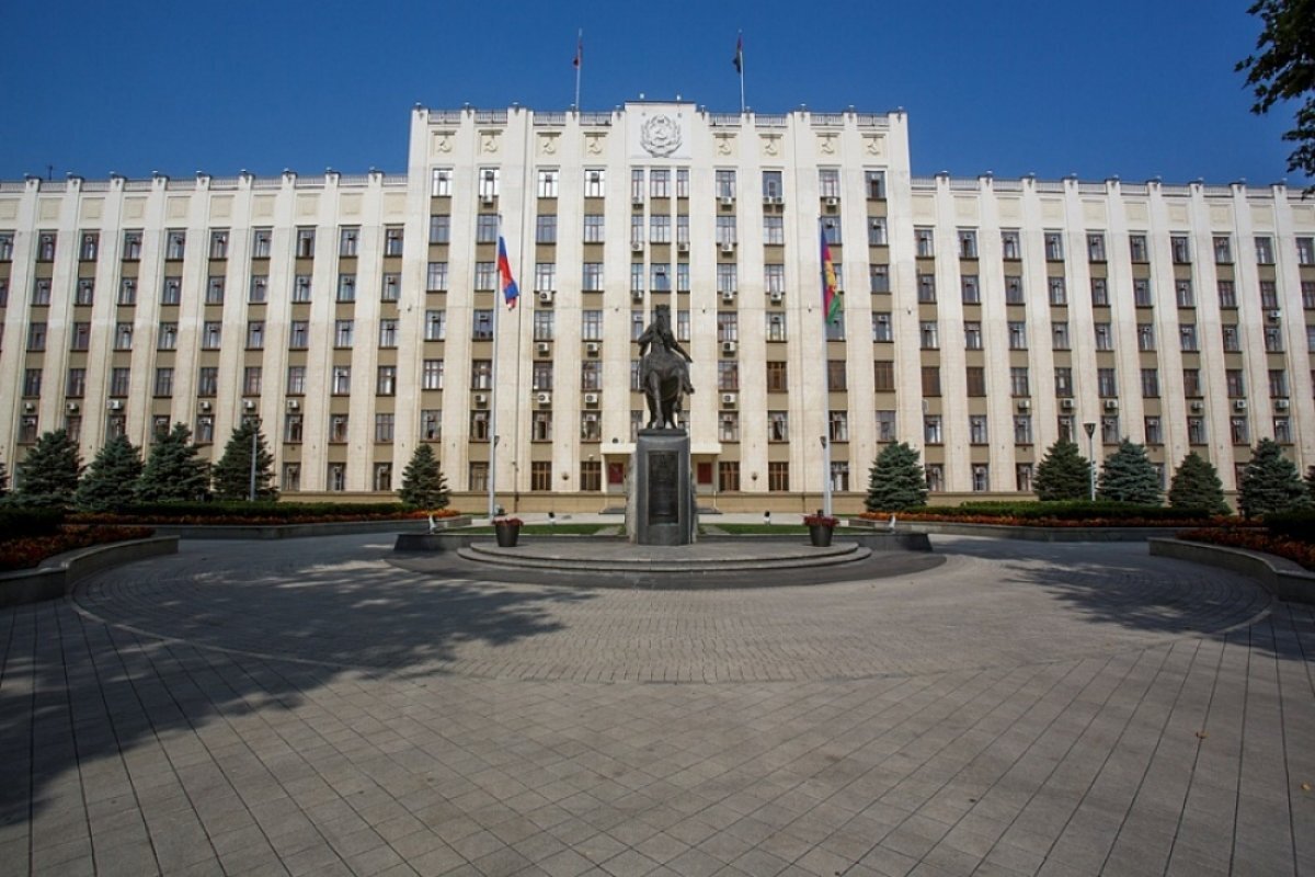    У администрации Краснодарского края обнаружили подозрительный автомобиль