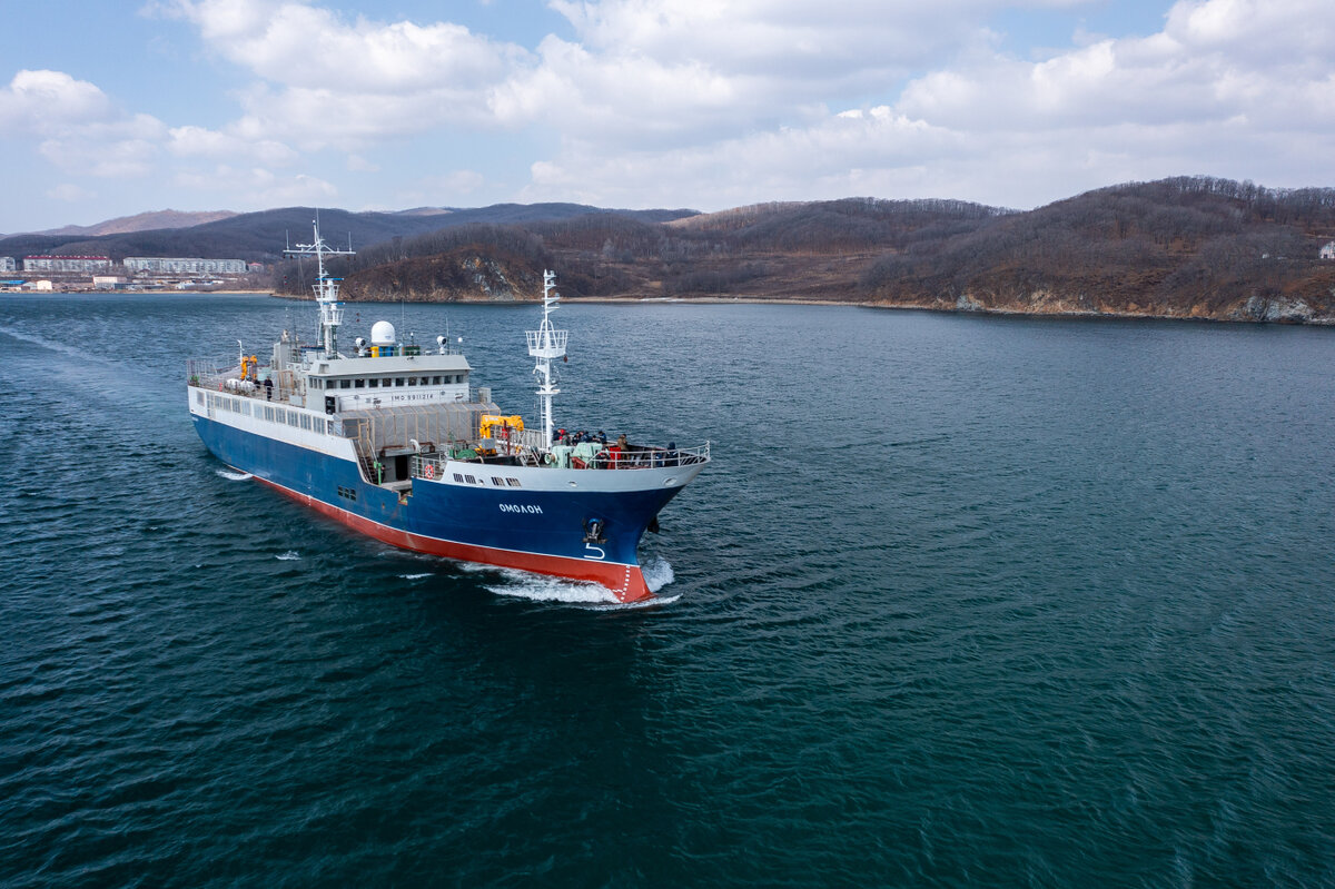 Краболовное судно "Омолон", построенное корабелами Хабаровского судостроительного завода (входит в ОСК), передано заказчику