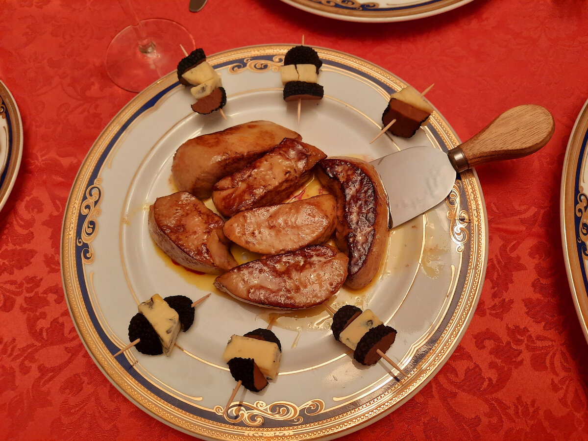 Сотерн фуагра рокфор. Французская кухня фуагра. Фуа перевод с французского. Фуагра с шампиньонами. Фуагра блюдо.