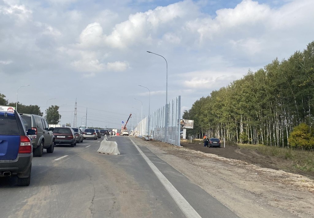 Пробки на транспортной развязке в деревне Ольгино Нижнего Новгорода связаны с ремонтом Стригинского моста. Эти работы привели к увеличению потоков машин на указанном инфраструктурном объекте.